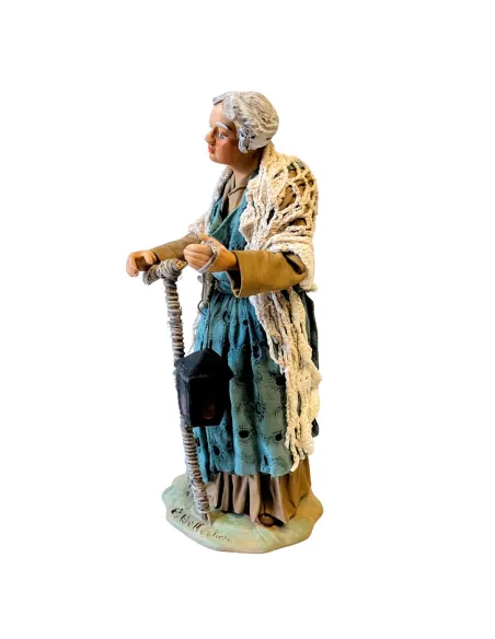 Vecchia con bastone e lanterna in terracotta 25 cm