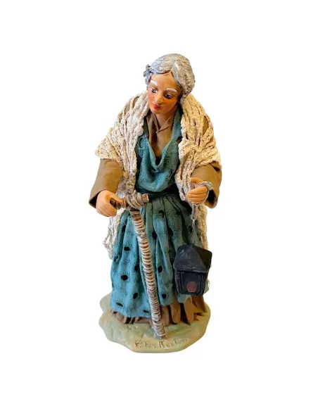 Vecchia con bastone e lanterna in terracotta 25 cm
