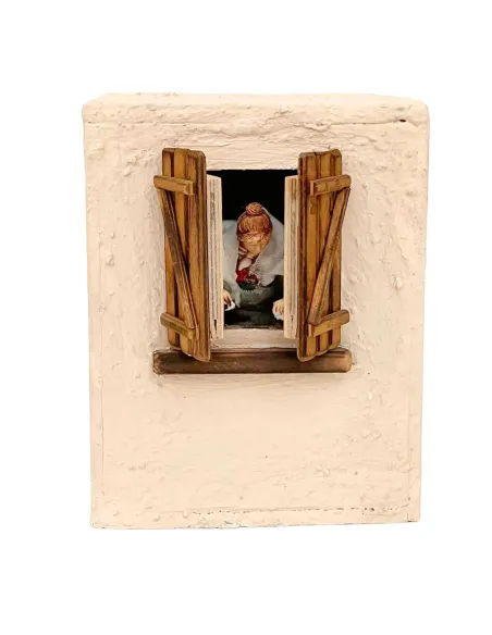 Donna Landi che apre e chiude finestra in movimento 10 cm