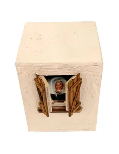 Donna Landi che apre e chiude finestra in movimento 10 cm 2