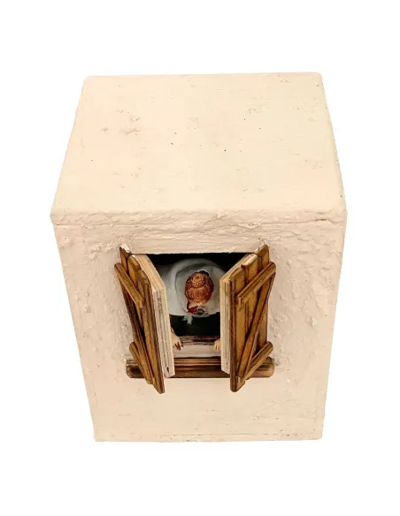 Donna Landi che apre e chiude finestra in movimento 10 cm