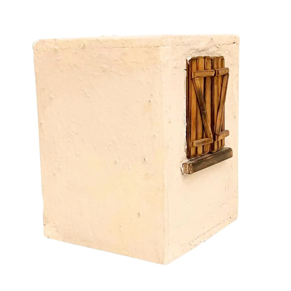 Donna Landi che apre e chiude finestra in movimento 10 cm