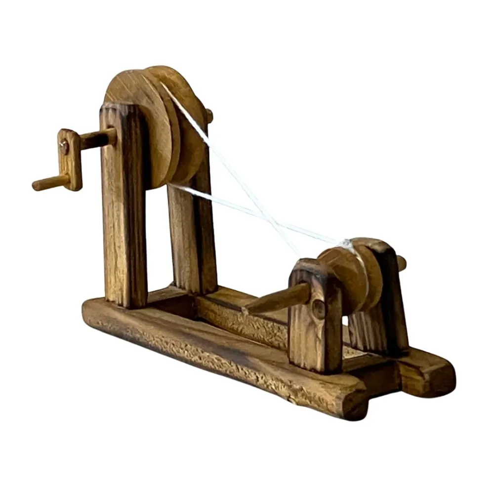 Wooden spinning wheel for 10 cm nativity figures