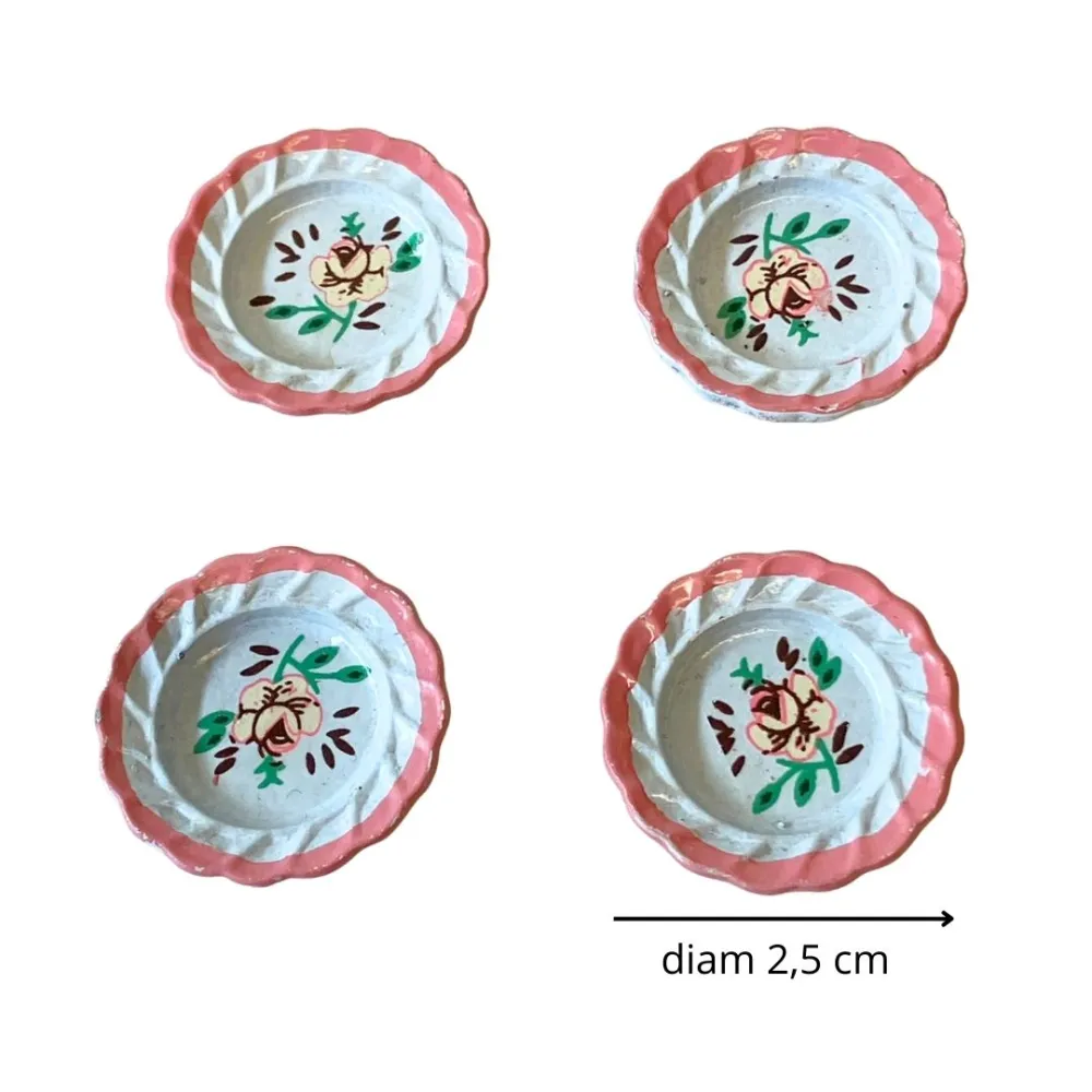 Set of 4 Decorative Faux Porcelain Plates for 15 cm Nativity Figures