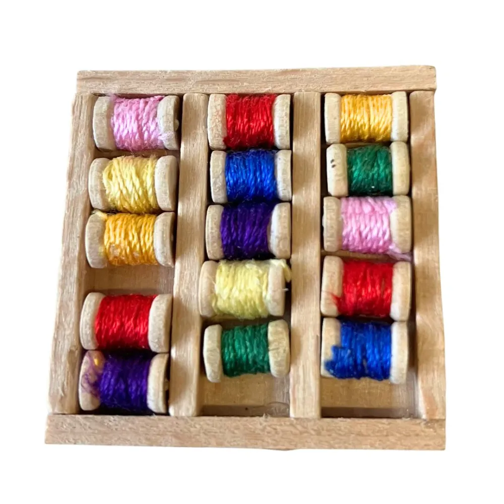 Wooden Box with Thread Spools for 10–12 cm Nativity Figures