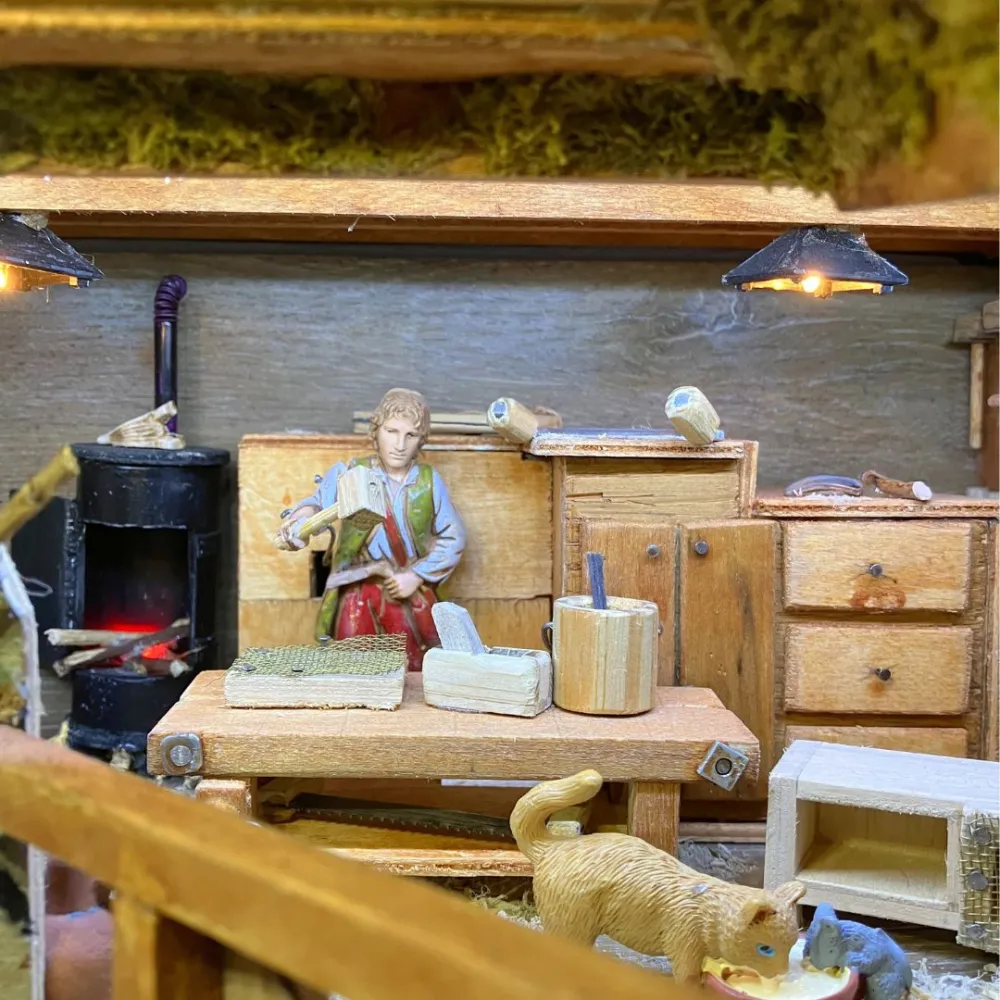 Nativity Scene in Opening Wooden Crate with 10 cm Nativity Figures and Manual Day-and-Night System