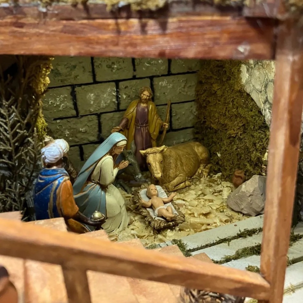 Nativity Scene in Opening Wooden Crate with 10 cm Nativity Figures and Manual Day-and-Night System