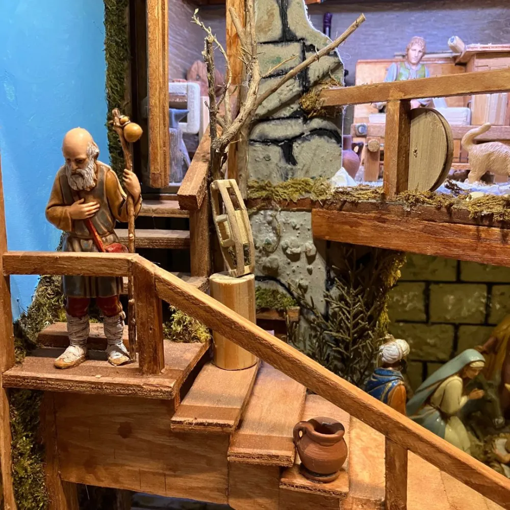 Presepe in cassa di legno apribile con statue da 10 cm e sistema giorno e notte manuale