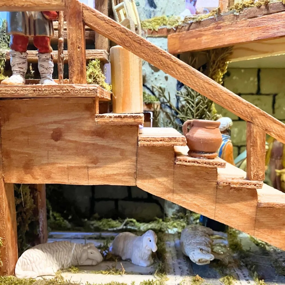 Presepe in cassa di legno apribile con statue da 10 cm e sistema giorno e notte manuale