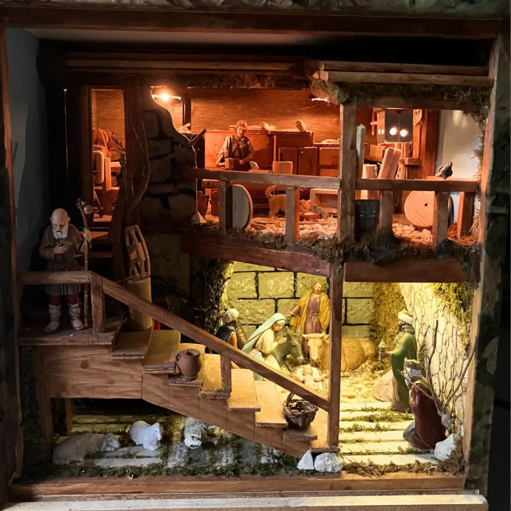 Presepe in cassa di legno apribile con statue da 10 cm e sistema giorno e notte manuale