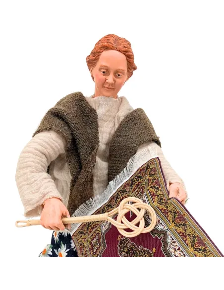 Donna che spolvera il tappeto popolare in movimento 30 cm