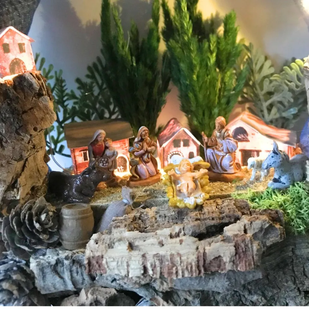 Presepe su ghirlanda con case, luci a batteria e statue da 3,5 cm