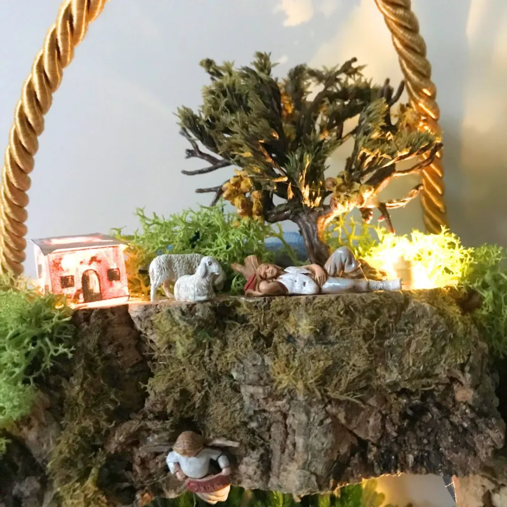 Presepe su ghirlanda con case, luci a batteria e statue da 3,5 cm