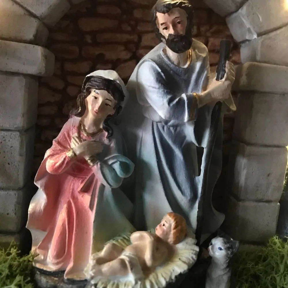 Wall-Hanging Nativity Wreath with Battery-Operated Lights and 15 cm Holy Family