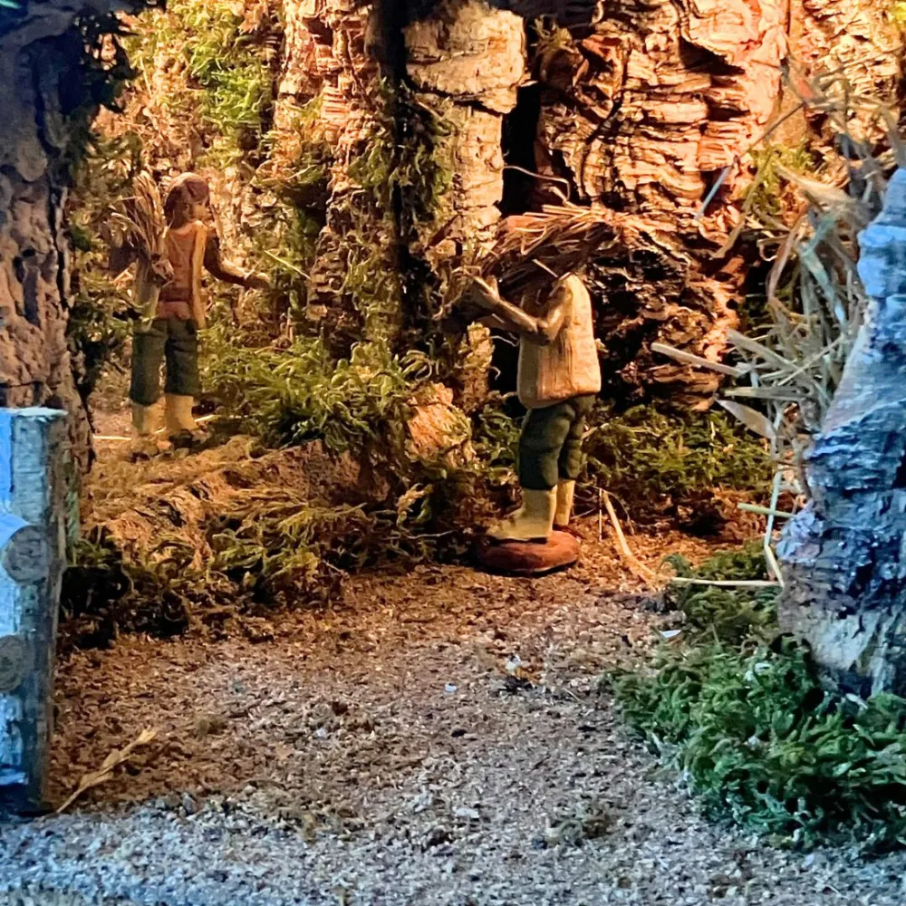 Borgo in legno e sughero per Natività da 12 con specchio, luci e fuoco