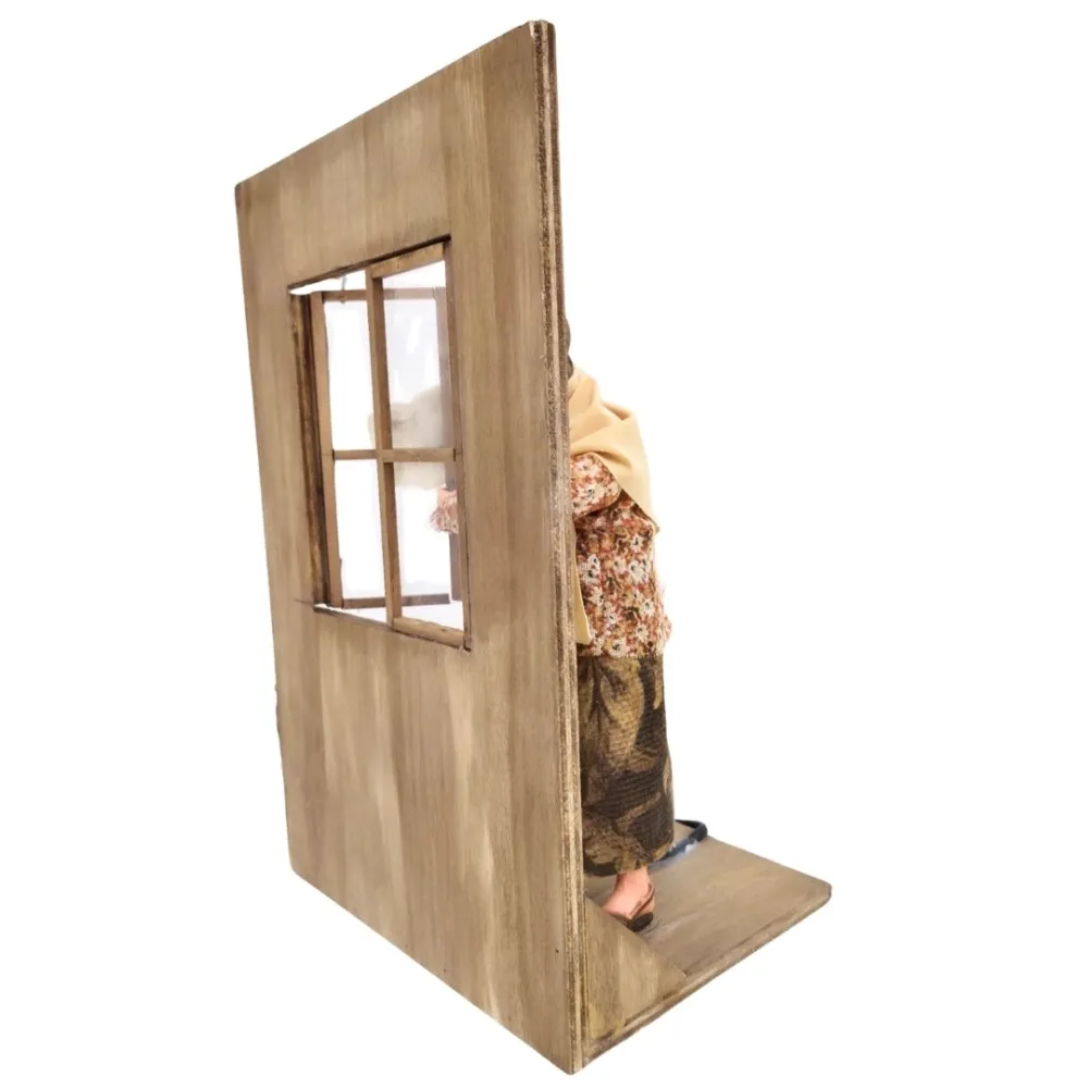 Donna che pulisce il vetro popolare in movimento 30 cm