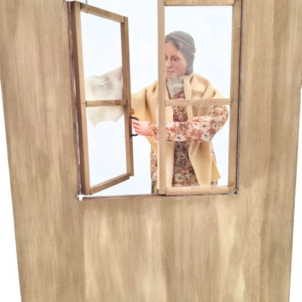 Donna che pulisce il vetro popolare in movimento 30 cm