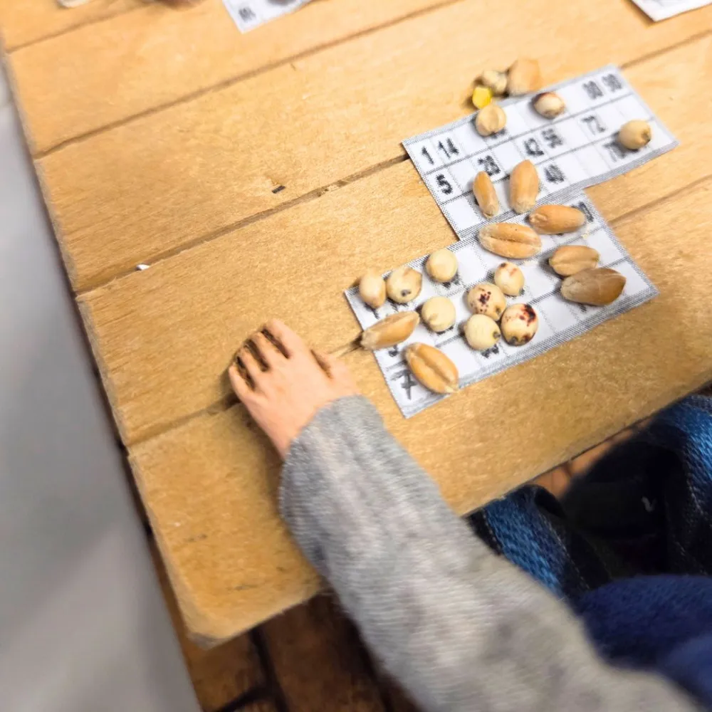 Animated Children Playing Tombola with Sound for 30 cm Nativity Figures