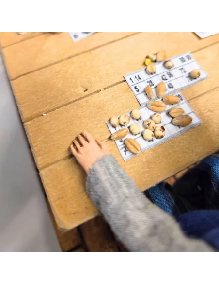 Bambini che giocano a tombola per statue da 30 cm in movimento e con audio integrato