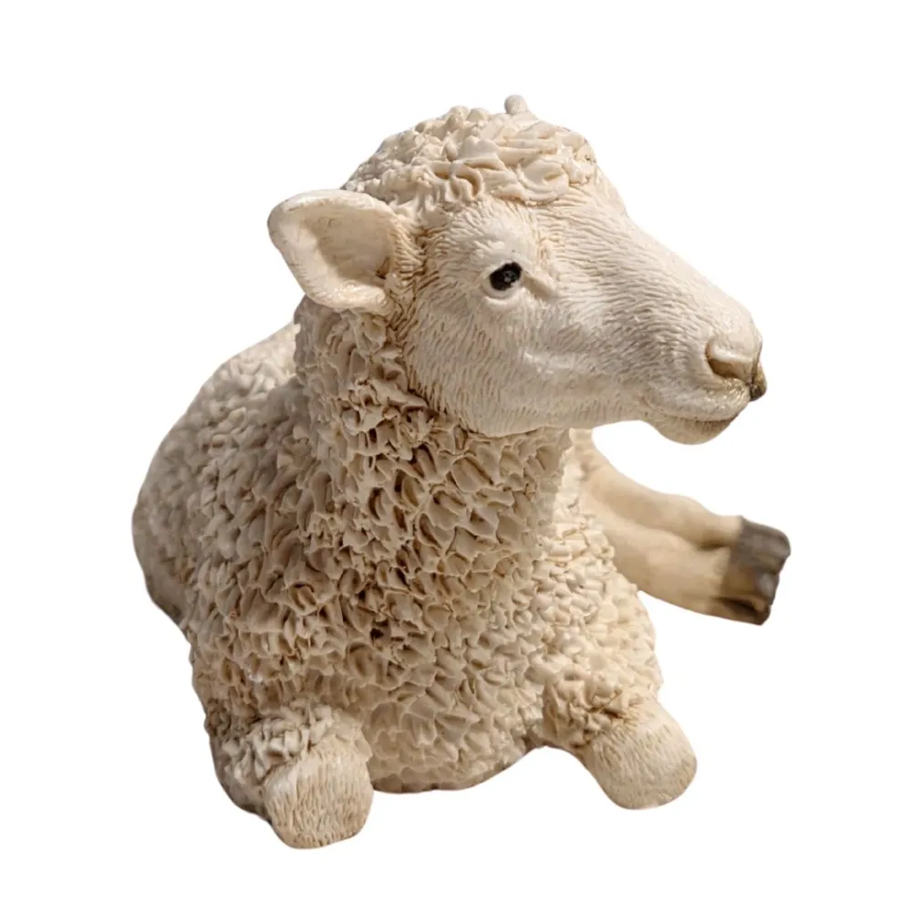 Pecora sdraiata girata verso sinistra in resina per statue da 20 cm