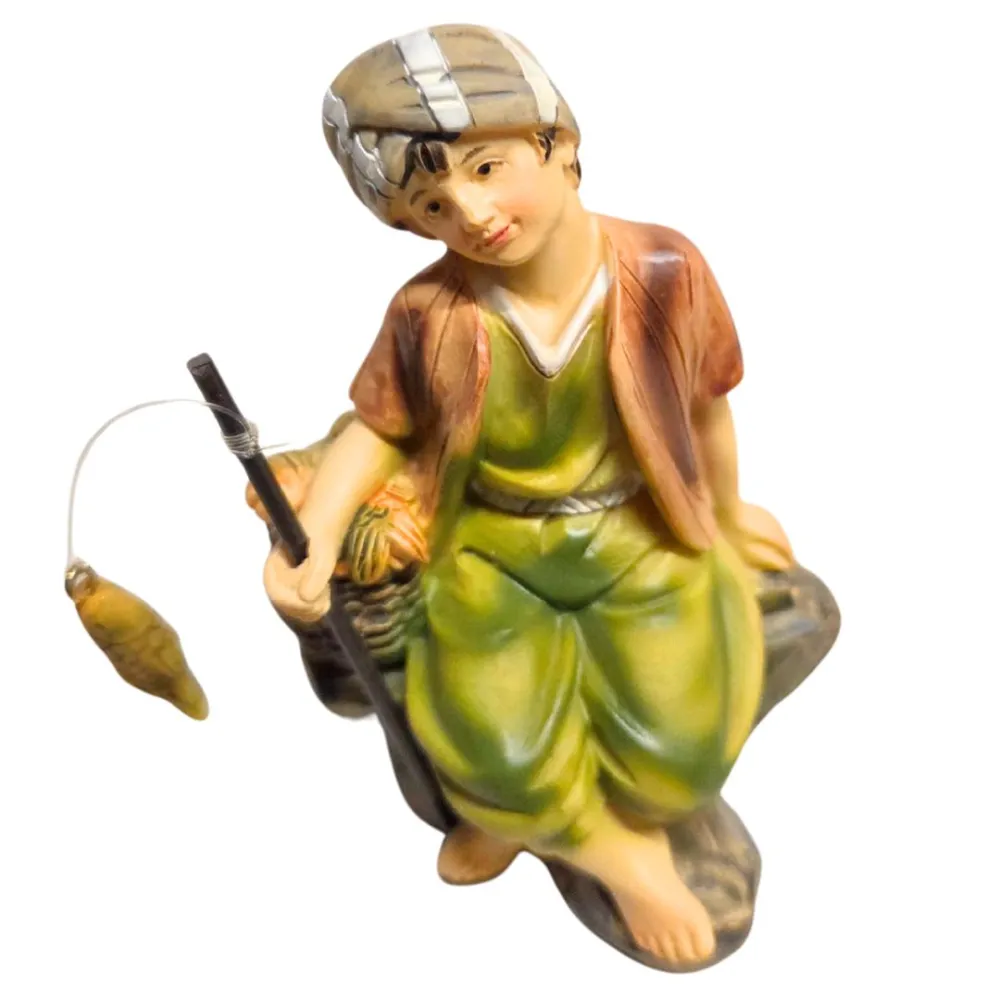 Giovane pescatore seduto serie 10 cm