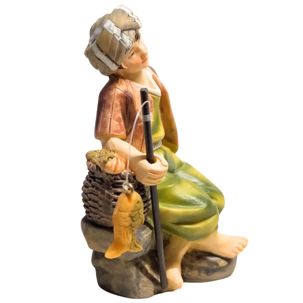 Giovane pescatore seduto serie 10 cm