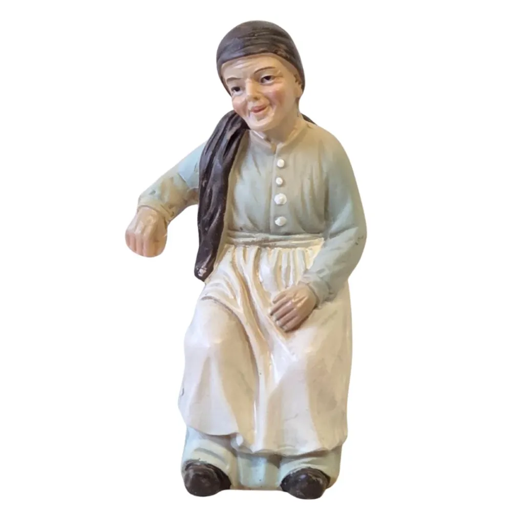 Seated elderly woman - 10 cm series