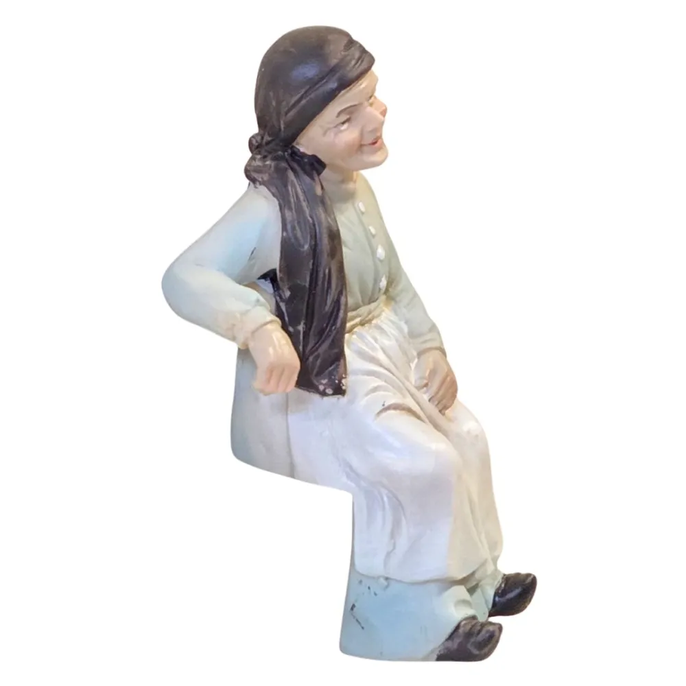 Seated elderly woman - 10 cm series