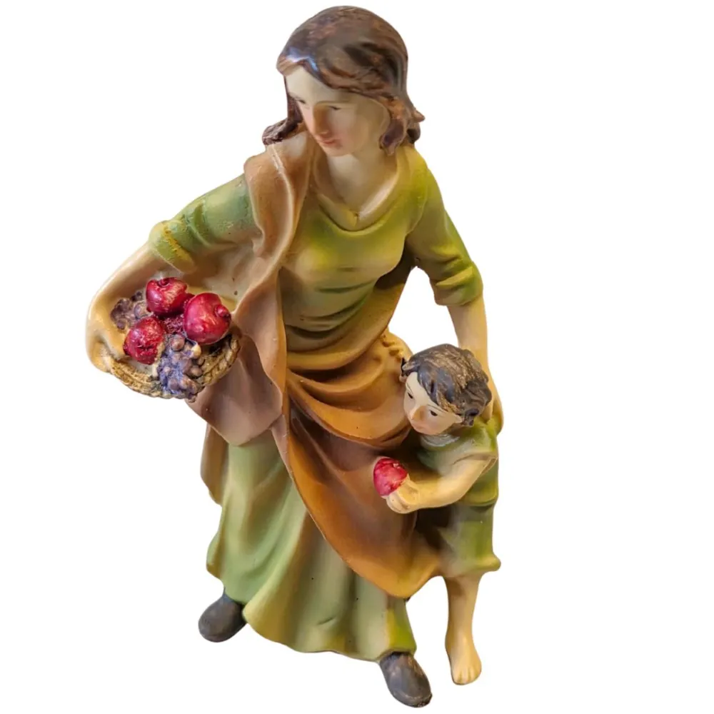 Donna con cesto frutta e bambino 10 cm