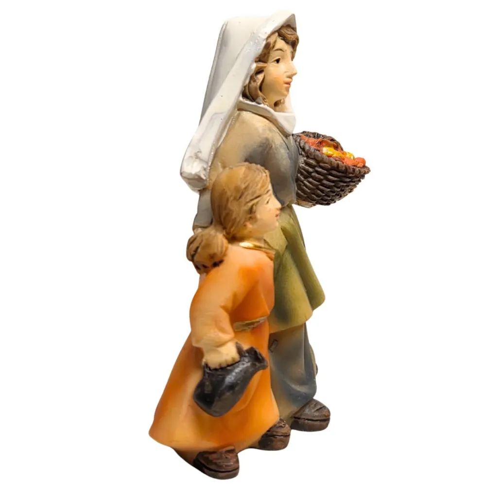 Woman with fruit basket and little girl – 8 cm