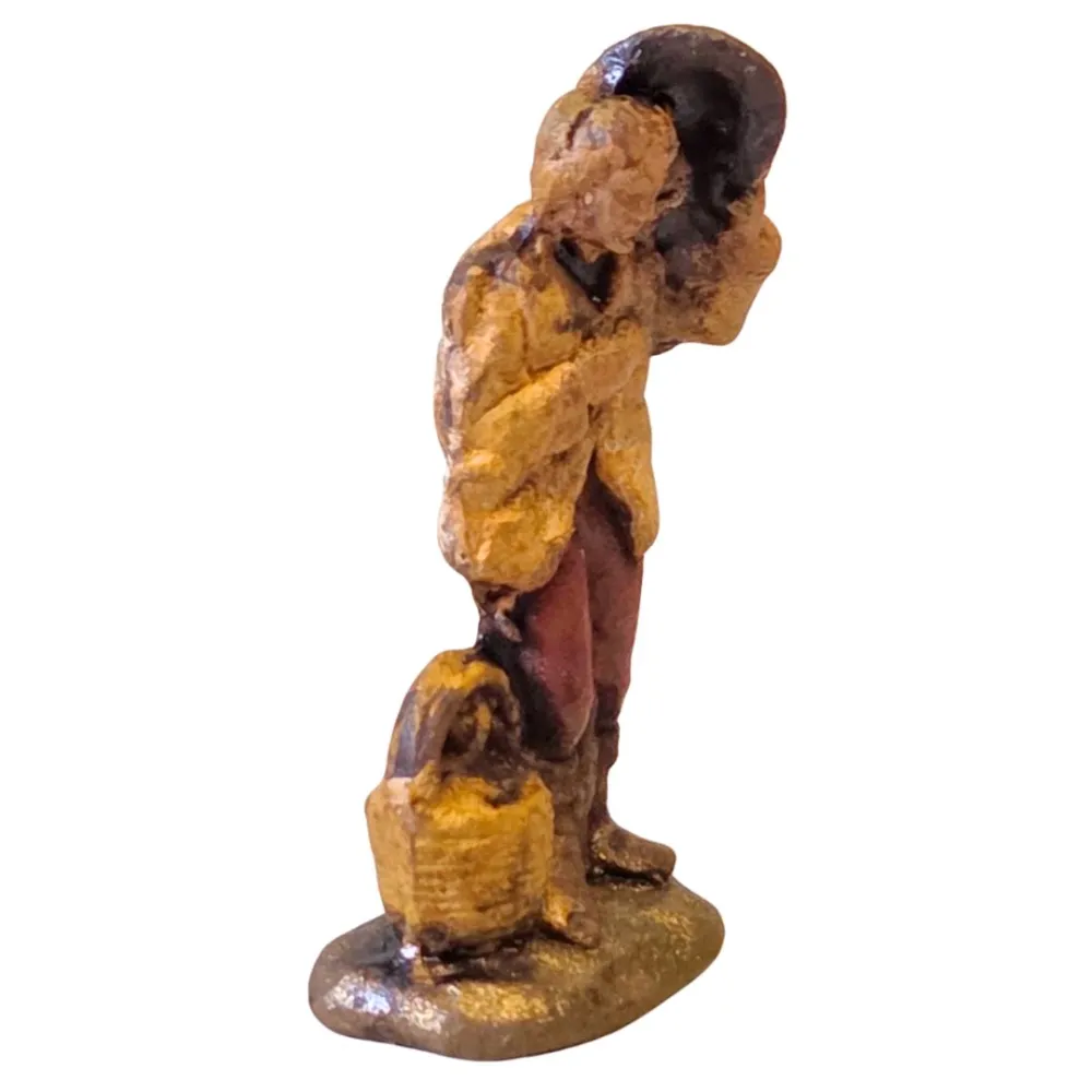 Terracotta shepherd paying homage – 3 cm