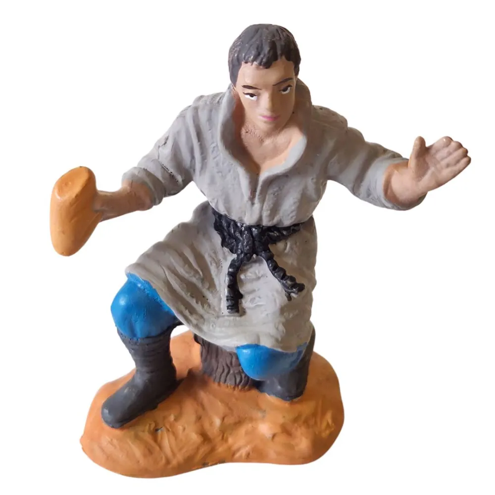 Oliver figure paying homage – 8 cm