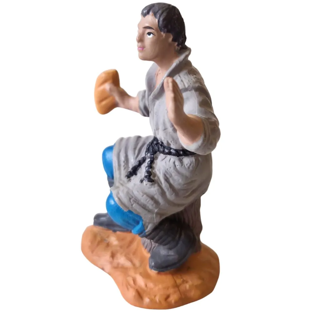 Oliver figure paying homage – 8 cm