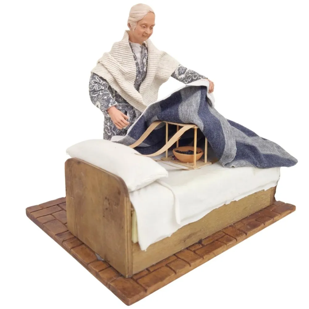 Animated Elderly Woman Warming a Heated Bed - 30 cm