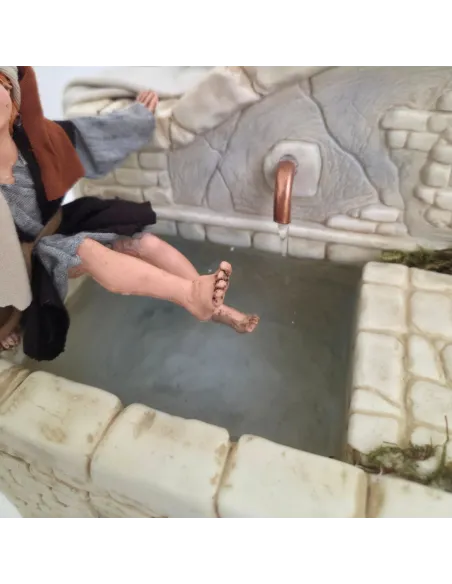 Bambino palestinese alla fonte in resina in movimento per statue da 30 cm