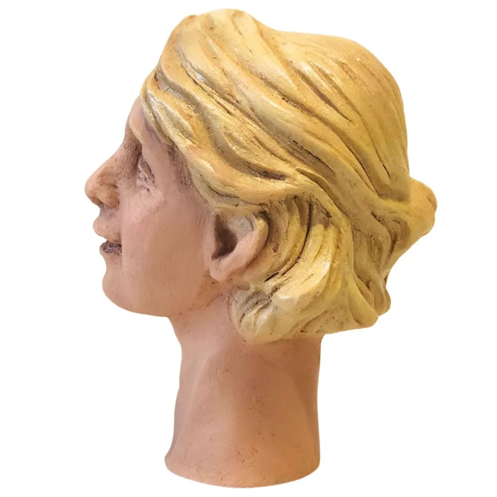 Volto donna bionda con capelli corti per 30 cm
