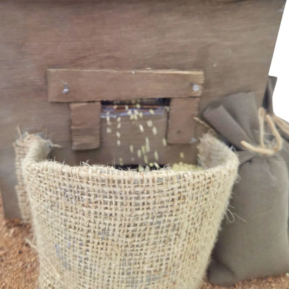 Animated Palestinian Corn Sheller, 30 cm Nativity Figure