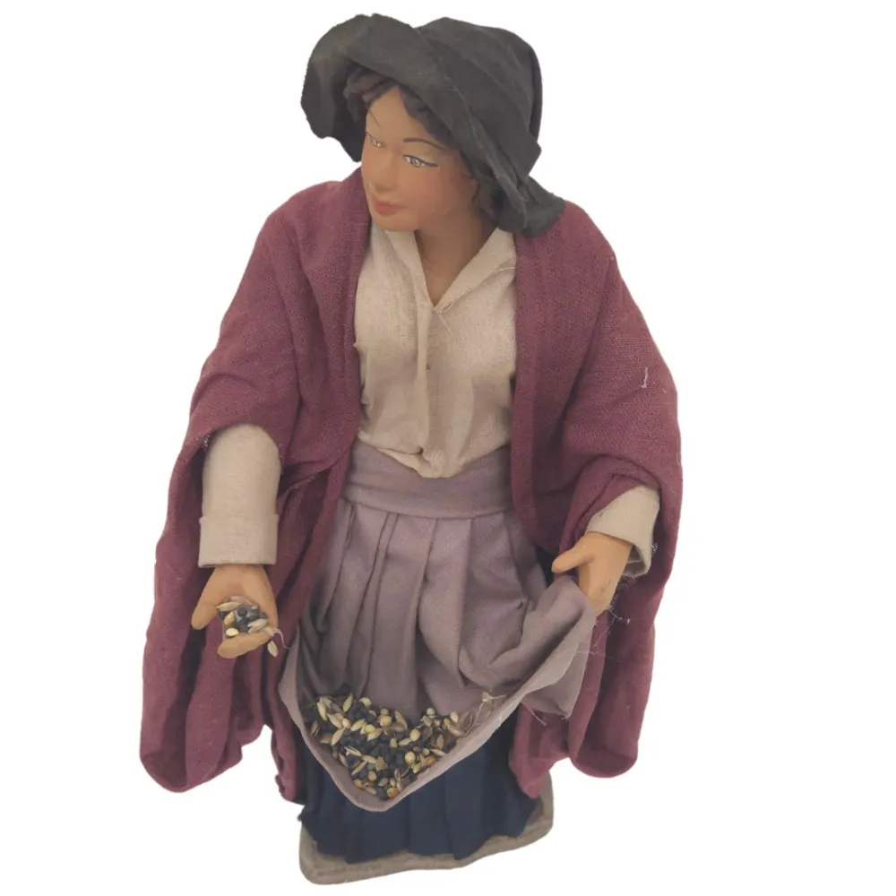 Donna che sparge il mangime in terracotta in movimento 25 cm