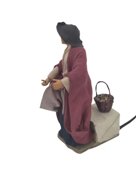 Donna che sparge il mangime in terracotta in movimento 25 cm