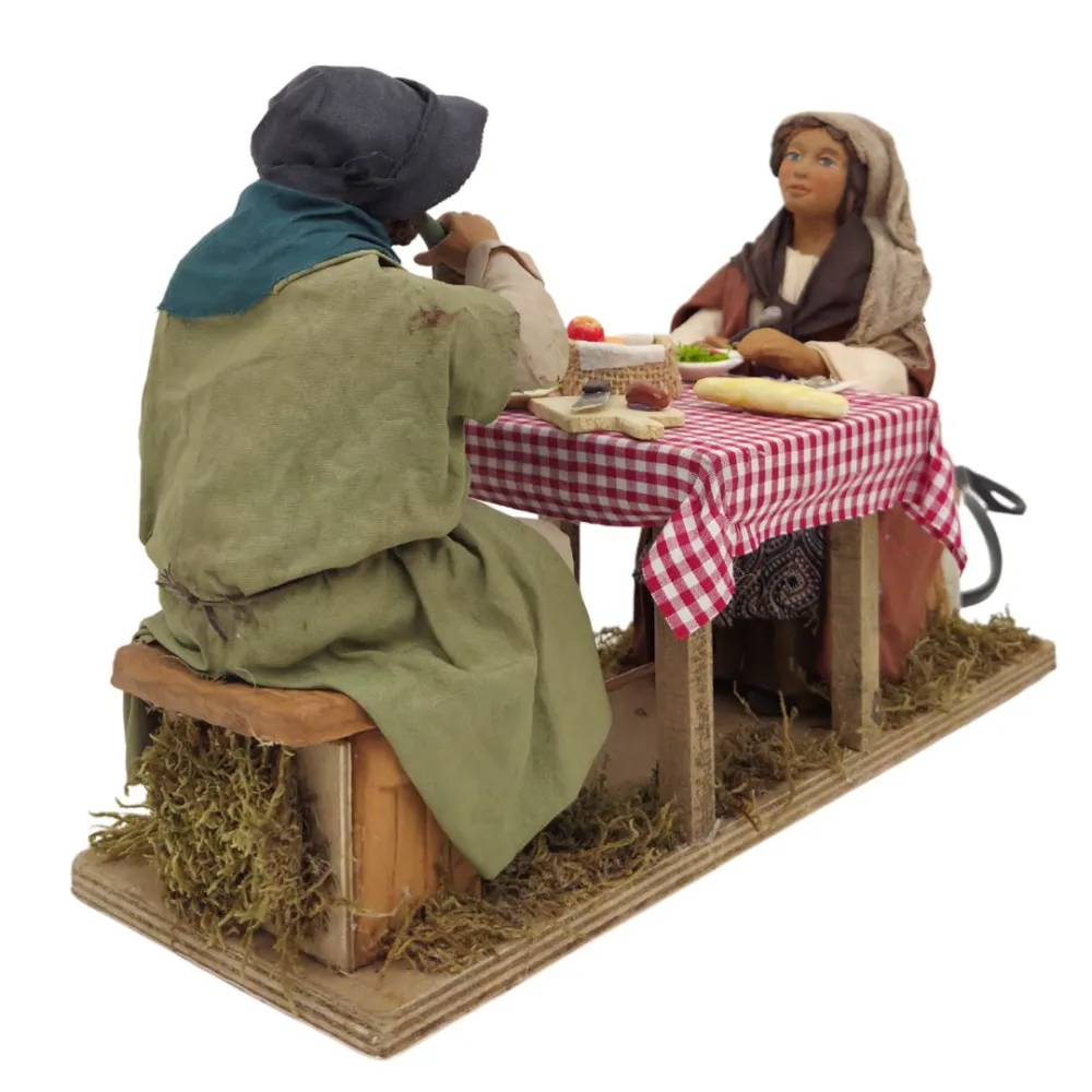 Tavolata con 2 personaggi in terracotta in movimento 25 cm